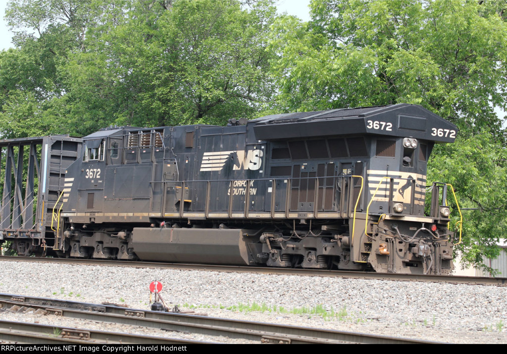 NS 3672 is the rear DPU on train 13R